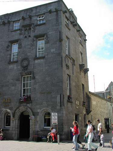 lynchs castle showing the 1970s extension on the side