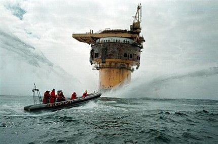 Click on image to see full-sized version Summer 1995 -Greenpeace activists occupy Brent Spar platform