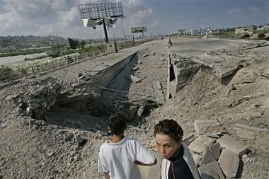 capt.963e9c86deb64566b5a1da3a97b59fb4.mideast_lebanon_israel_axlp102.jpg