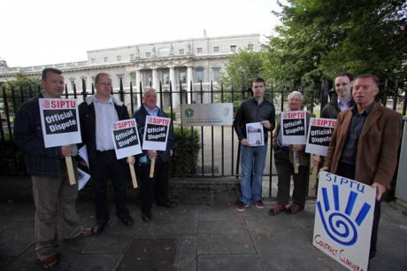 siptu_cleaners_strike_custom_house_july_2009_3.jpg