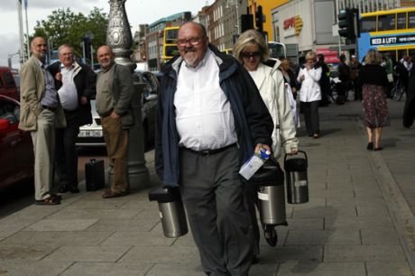 Bringing in tea and coffee supplies to the picket line
